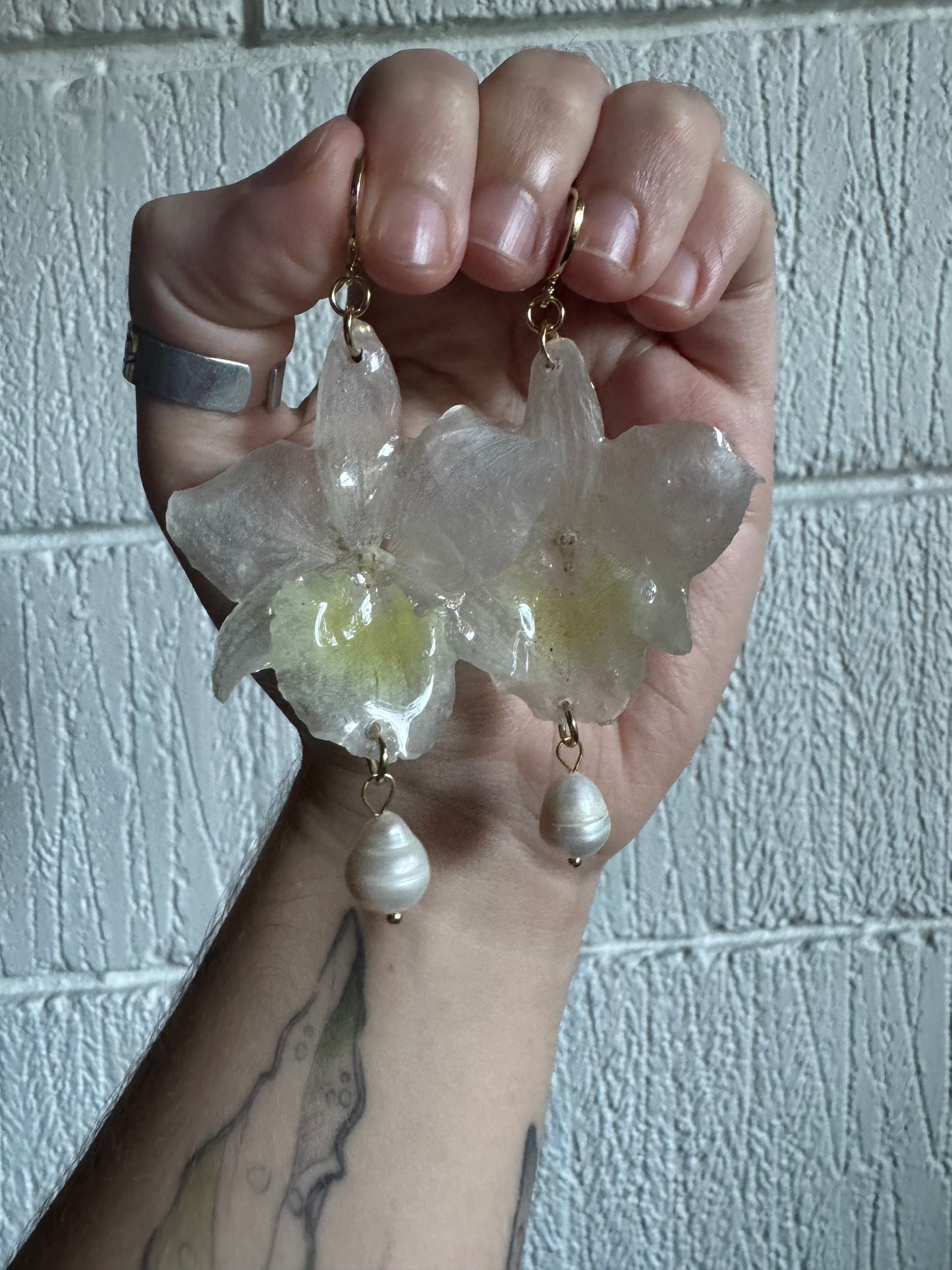 Real White Orchid Earrings with Pearls – Handmade Botanical Jewelry, Elegant Bridal Flower Earrings SYLLIA