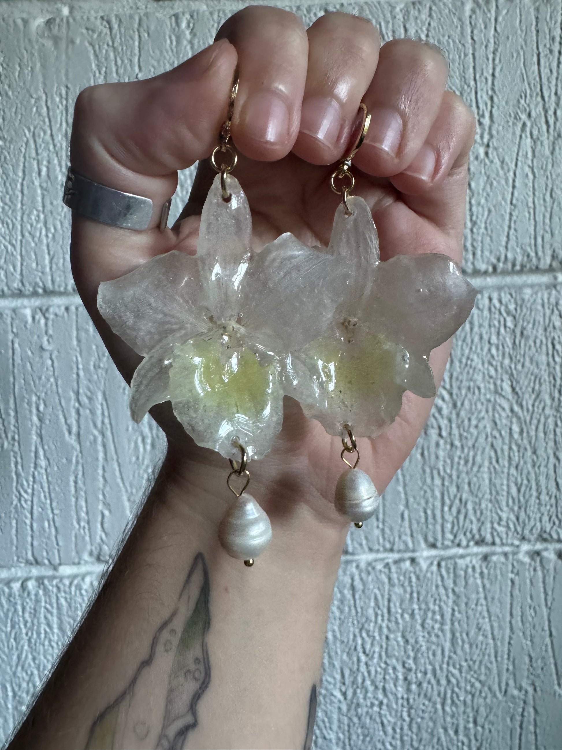 Real White Orchid Earrings with Pearls – Handmade Botanical Jewelry, Elegant Bridal Flower Earrings SYLLIA