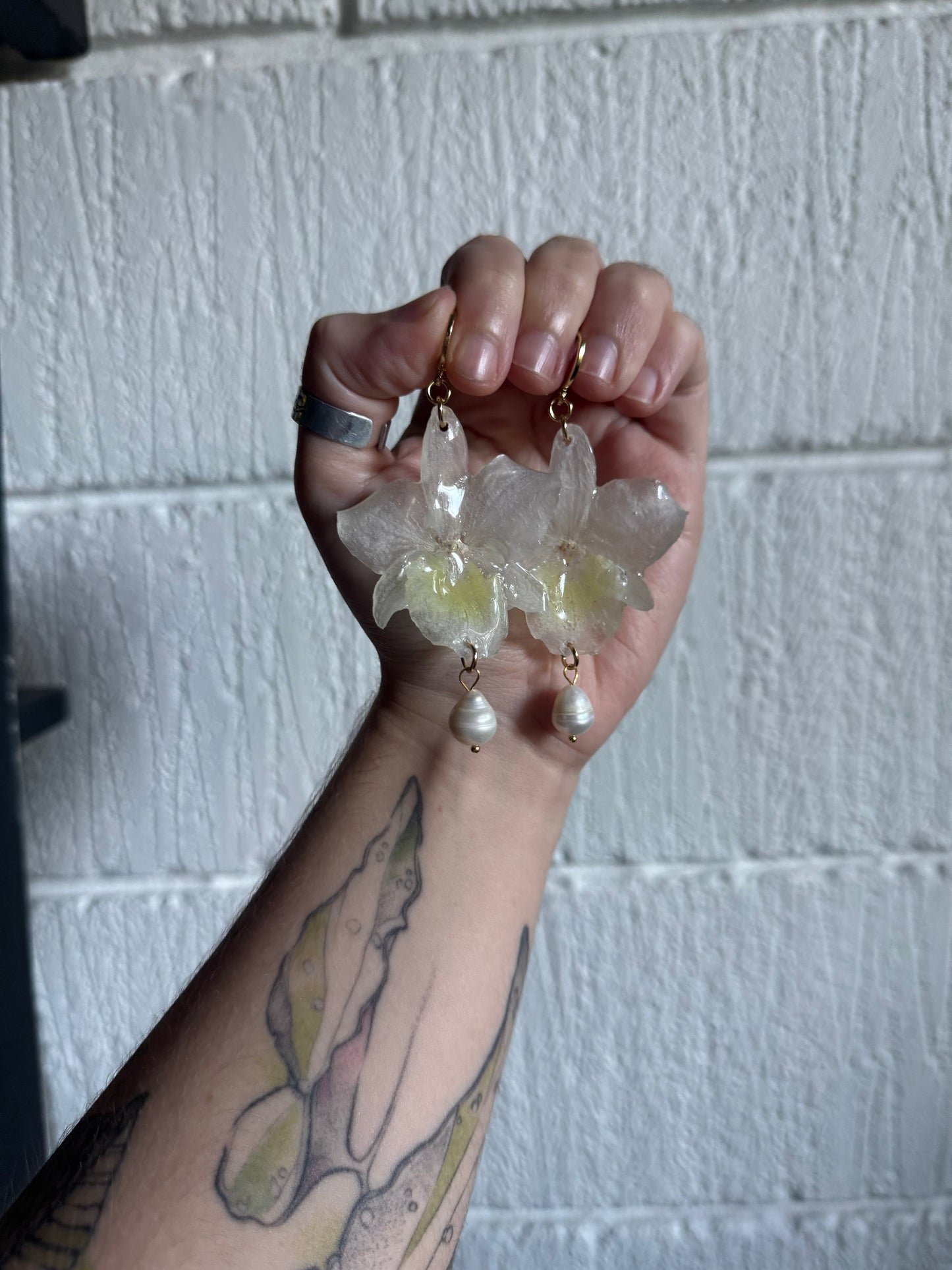 Real White Orchid Earrings with Pearls – Handmade Botanical Jewelry, Elegant Bridal Flower Earrings SYLLIA